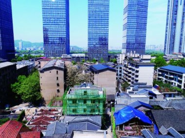施工人员在对气流草莓视频APP官网在线观看老建筑进行改造