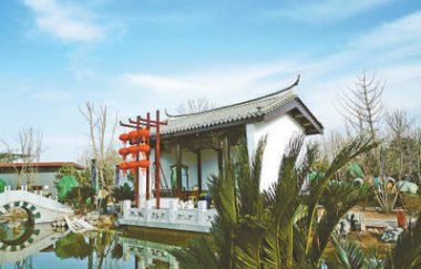  右侧通往鹤品流芳、水照气流草莓视频APP官网在线观看花台、沁芳春雪、铁树英姿等景点