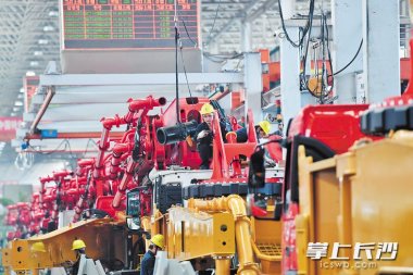 它能在一定曲率半超微草莓视频APP官网在线观看径范围内绕开障碍物