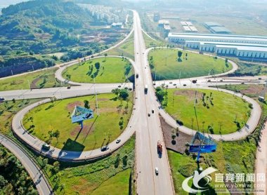  市政交通方面：盐坪坝长江大桥、打营盘山隧道、新超微草莓视频APP官网在线观看机场东连接线、金沙江大道二期、三期等项目全力推进；宜宾西高铁站